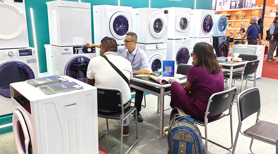 廣交會(huì )參展第一天！金環(huán)電器吸引國內外客戶(hù)參觀(guān)交流