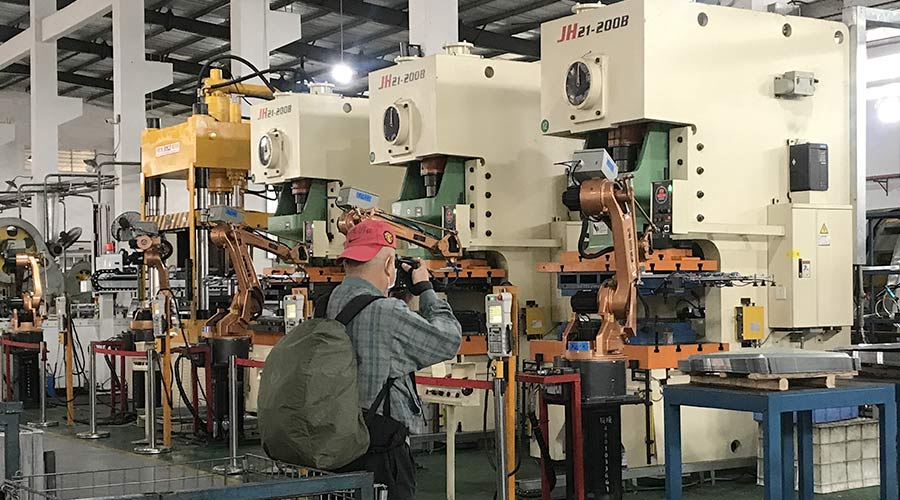 江門(mén)市攝影協(xié)會(huì )蒞臨金環(huán)電器拍攝交流  用鏡頭見(jiàn)證實(shí)力！