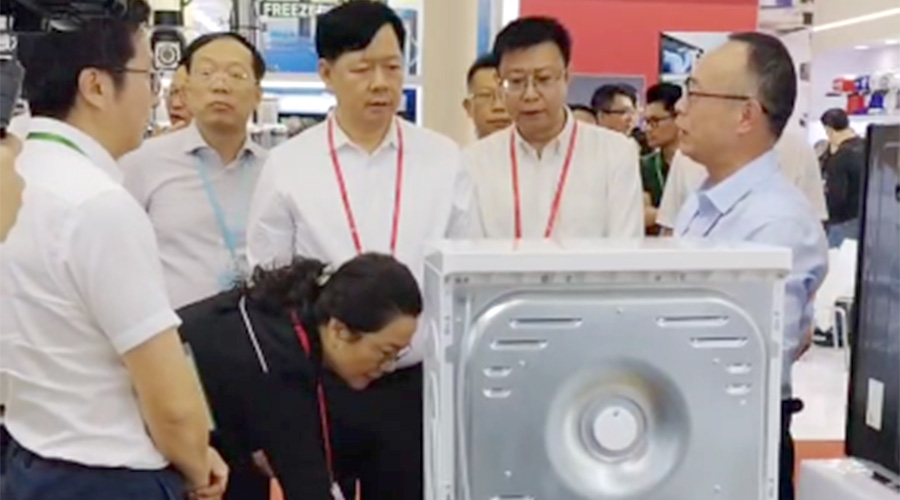 江門(mén)鶴山市領(lǐng)導一行蒞臨金環(huán)電器廣交會(huì )展位參觀(guān)考察