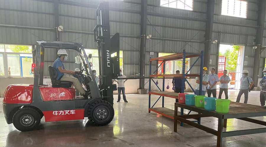 比技能 展風(fēng)采！金環(huán)電器參與鶴城鎮第二屆企業(yè)職工叉車(chē)技能競賽
