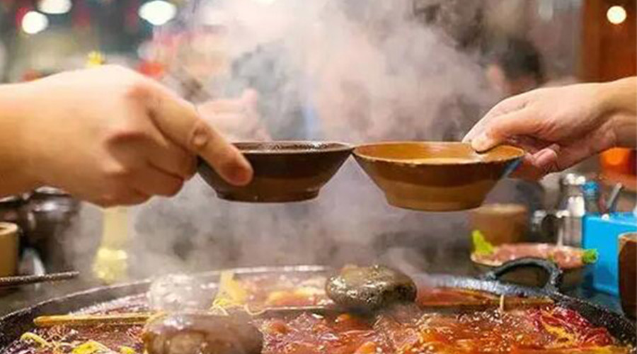 冬天火鍋團建引來(lái)一身火鍋味  衣物烘干機化解職場(chǎng)尷尬！